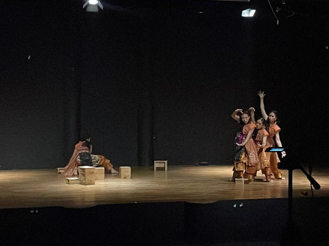 Penampilan pentas Alih karya Gianti Giadi. | Foto: Taufik Hidayah/Lampung Geh.