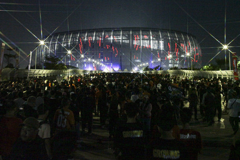Kandang Persija: Suasana sebelum pertandingan Persija Jakarta melawan Persita Tangerang di Jakarta Internasional Stadium (JIS), Jakarta. Foto: Darryl Ramadhan/kumparan