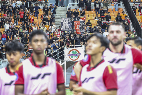 Jakamania Selalu Hadir: Sejumlah suporter Persija Jakarta, Jakamania membentangkan spanduk sebelum pertandingan Persija melawan Bali United di Jakarta Internasional Stadium, Jakarta. Foto: Darryl Ramadhan/kumparan
