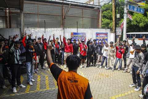 Kesetiaan Harga Mati: Sejumlah suporter Persija Jakarta, Jakmaia berkumpul sebelum berangkat menyaksikan pertandingan Persija Jakarta di Jakarta Internasional Stadium (JIS) Jakarta. Foto: Darryl Ramadhan/kumparan