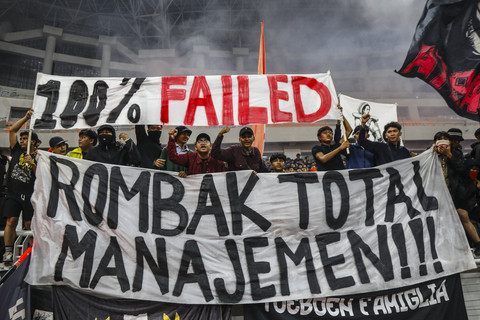 Rombak Total Manajemen: Sejumlah suporter Persija Jakarta membentangkan spanduk dalam pertandingan BRI Liga 1 di Jakarta Internasional Stadium (JIS),  Jakarta. Foto: Darryl Ramadhan/kumparan