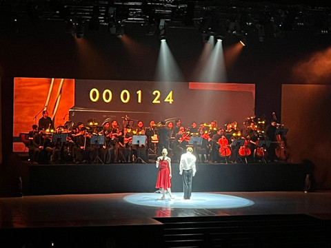 Penampilan balet soundtrack show saat membawakan Ost Oppenheimer karya Hans Zimmer di Jakarta Concert Hall. Foto: Reza Aditya Ramadhan/kumparan