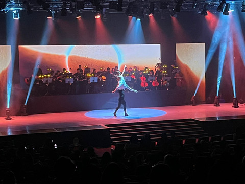 Dua balerina yang menarik diiringi OST Interstellar di Jakarta Concert Hall. Foto: Reza Aditya Ramadhan/kumparan