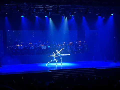 Dua balerina menarik diiringi soundtrack film-film ternama di Jakarta Concert Hall. Foto: Reza Aditya Ramadhan/kumparan