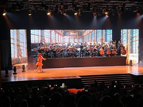 Dua balerina menari diiringi lagu Johann Sebastian Bach Air on the G String di Jakarta Concert Hall. Foto: Reza Aditya Ramadhan/kumparan