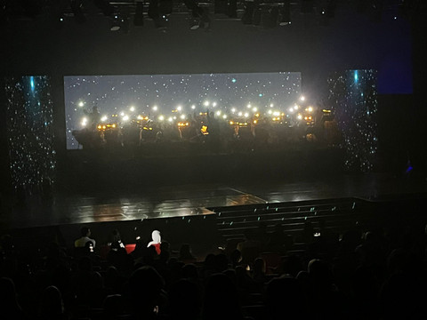 Momen pemain orkestra menyalakan senter ketika membawakan lagu OST Interstellar di Jakarta Concert Hall saat pertunjukan balet soundtrack show.  Foto: Reza Aditya Ramadhan/kumparan