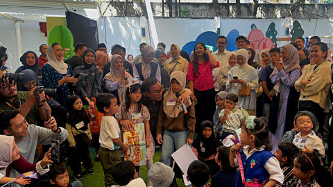 Gubernur Jakarta, Pramono Anung berinteraksi dengan anak-anak di Happy Hope Preschool, Jakarta Selatan pada Sabtu (13/9/2025). Foto: Abid Raihan/kumparan