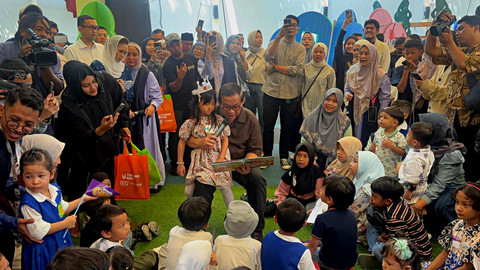 Gubernur Jakarta, Pramono Anung berinteraksi dengan anak-anak di Happy Hope Preschool, Jakarta Selatan pada Sabtu (13/9/2025). Foto: Abid Raihan/kumparan