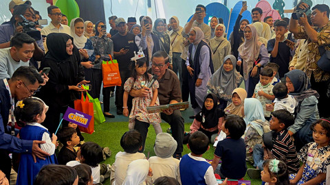 Gubernur Jakarta, Pramono Anung berinteraksi dengan anak-anak di Happy Hope Preschool, Jakarta Selatan pada Sabtu (13/9/2025). Foto: Abid Raihan/kumparan