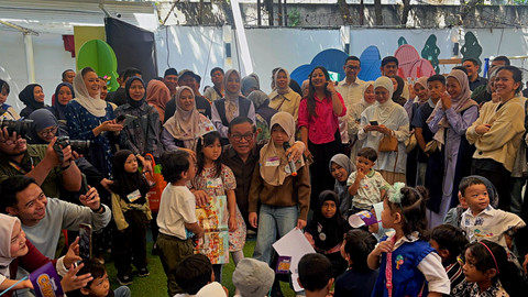 Gubernur Jakarta, Pramono Anung berinteraksi dengan anak-anak di Happy Hope Preschool, Jakarta Selatan pada Sabtu (13/9/2025). Foto: Abid Raihan/kumparan