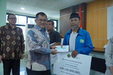 Salah satu ahli waris jemaah haji Embarkasi Surabaya menerima santunan tambahan Rp 130 juta. Foto: Humas Kemenag Jatim