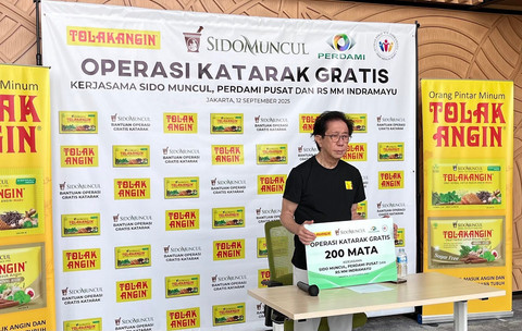 Direktur Sido Muncul, Irwan Hidayat, menyerahkan bantuan senilai Rp 400 juta secara simbolis untuk operasi katarak gratis kepada 200 pasien di RSU MM Indramayu. Foto: Nada Meita / kumparan