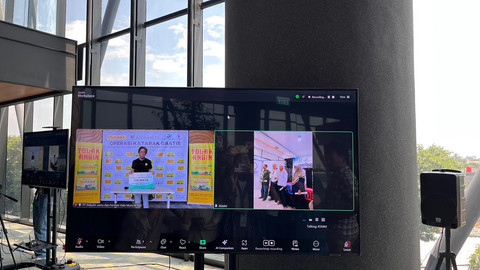 Direktur Sido Muncul, Irwan Hidayat, menyerahkan bantuan senilai Rp 400 juta secara simbolis untuk operasi katarak gratis kepada 200 pasien di RSU MM Indramayu. Foto: Nada Meita / kumparan