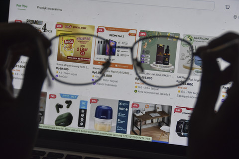 Warga melihat barang dagangan pada aplikasi platform niaga elektronik (e-commerce) di Ciamis, Jawa Barat, Sabtu (13/9/2025). Foto: ANTARA FOTO/Adeng Bustomi