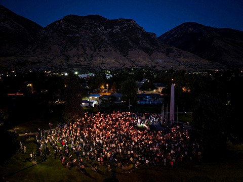 Pemandangan drone menunjukkan orang-orang yang menghadiri acara peringatan di Provo, setelah aktivis sayap kanan AS, Charlie Kirk, di Taman Provo, AS, Jumat (12/9/2025). Foto: Cheney Orr/REUTERS