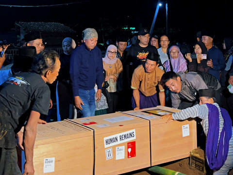 Politikus sekaligus komedian Uya Kuya bantu memulangkan jenazah PMI Hongkong. Foto: Dok. Istimewa