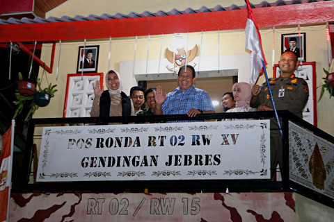 Irjen Kemendagri memonitori langsung pelaksanaan siskamling di Surakarta. Foto: Dok. Puspen Kemendagri