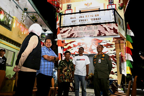 Irjen Kemendagri memonitori langsung pelaksanaan siskamling di Surakarta. Foto: Dok. Puspen Kemendagri