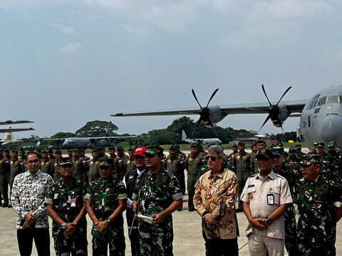 Kasau (Kepala Staf TNI Angkatan Udara) Marsekal TNI Mohamad Tonny Harjon bereaksi saat doorstop di Lanud Halim, Jakarta Timur, Sabtu (13/9/2025). Foto: Rayyan Farhansyah/kumparan