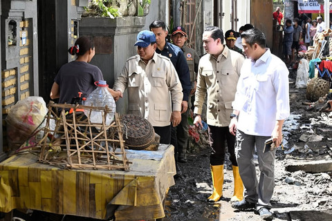 Presiden Prabowo Subianto mengecek langsung penanganan korban bencana banjir yang melanda Bali, Sabtu (13/9). Foto: Instagram/ @sekretariat.kabinet