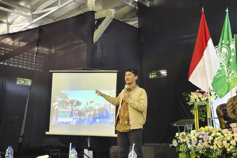 Staf Khusus Menteri Dikdasmen Bidang Komunikasi dan Media, Ma'ruf menyampaikan sambutan saat Diseminasi Program Tes Kemampuan Akademik (TKA) untuk Pendidikan Bermutu di SMK Ma'arif Kota Mungkid, Kabupaten Magelang, Jawa Tengah, Sabtu (13/9/2025). Foto: Arfiansyah Panji Purnandaru/kumparan