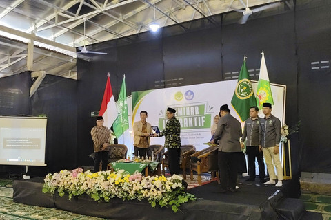 Staf Khusus Menteri Dikdasmen Bidang Komunikasi dan Media, Ma'ruf saat Diseminasi Program Tes Kemampuan Akademik (TKA) untuk Pendidikan Bermutu di SMK Ma'arif Kota Mungkid, Kabupaten Magelang, Jawa Tengah, Sabtu (13/9/2025). Foto: Arfiansyah Panji Purnandaru/kumparan