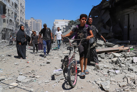 Warga Palestina memeriksa lokasi rumah yang dievakuasi setelah terkena serangan udara Israel di Kota Gaza, 12 September 2025. Foto: REUTERS/Ebrahim Hajjaj