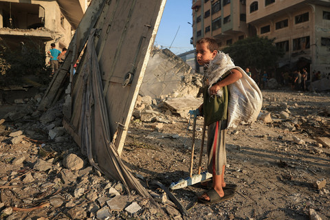 Seorang anak laki-laki Palestina berdiri di dekat sebuah rumah yang hancur akibat serangan udara Israel semalam, di Kota Gaza, 13 September 2025. Foto: REUTERS/Dawoud Abu Alkas
