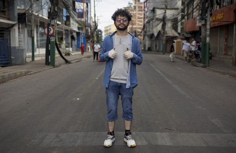 Seorang mahasiswa, Pawan Sharma (20) berpose saat mengikuti aksi menentang korupsi di Kathmandu, Nepal. Foto: Navesh Chitrakar/Reuters