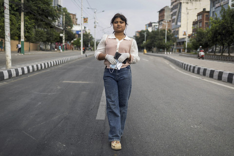 Seorang mahasiswa, Anjana Tiwari (20) saat mengikuti aksi menentang korupsi di Kathmandu, Nepal. Foto: Navesh Chitrakar/Reuters
