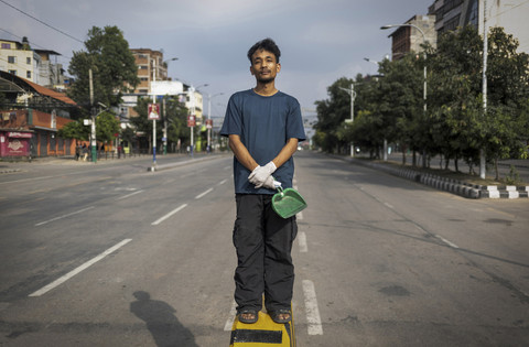 Mantan guru, Saran Shreshta (27) berpose saat mengikuti aksi menentang korupsi di Kathmandu, Nepal. Foto: Navesh Chitrakar/Reuters