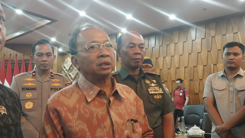 Gubernur Bali Wayan Koster saat rakor penanganan banjir di Rumah Jabatan Gubernur Bali pada Sabtu (13/9/2025). Foto: Denita BR Matondang/kumparan