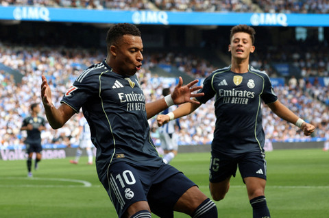 Kylian Mbappe & Arda Gueler saat Real Sociedad vs Real Madrid dalam laga pekan keempat Liga Spanyol 2025/26 di Reale Arena, San Sebastian, Sabtu (13/9). Foto: REUTERS/Pankra Nieto