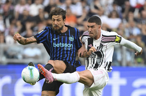 Dusan Vlahovic dari Juventus beraksi bersama Francesco Acerbi dari Inter Milan pada pertandingan Liga Italia antara Juventus vs Inter Milan di Stadion Allianz, Turin, Italia, Sabtu (13/9/2025) WIB. Foto: Alberto Lingria/REUTERS
