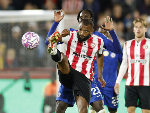 Igor Thiago dari Brentford beraksi bersama Trevoh Chalobah dari Chelsea pada pertandingan Liga Inggris antara Brentford vs Chelsea di Stadion Komunitas GTech, London, Inggris, Sabtu (13/9/2025). Foto: Peter Cziborra/REUTERS