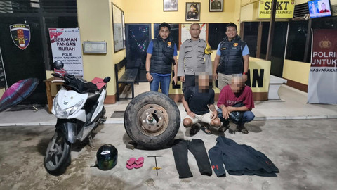 Para pelaku pencuri ban serep dan velg truk saat diamankan di Mapolres Ketapang. Foto: Dok. Polres Ketapang