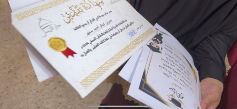 Linda menunjukkan prestasi anak-anaknya. Foto: Rizki Baiquni Pratama/kumparan