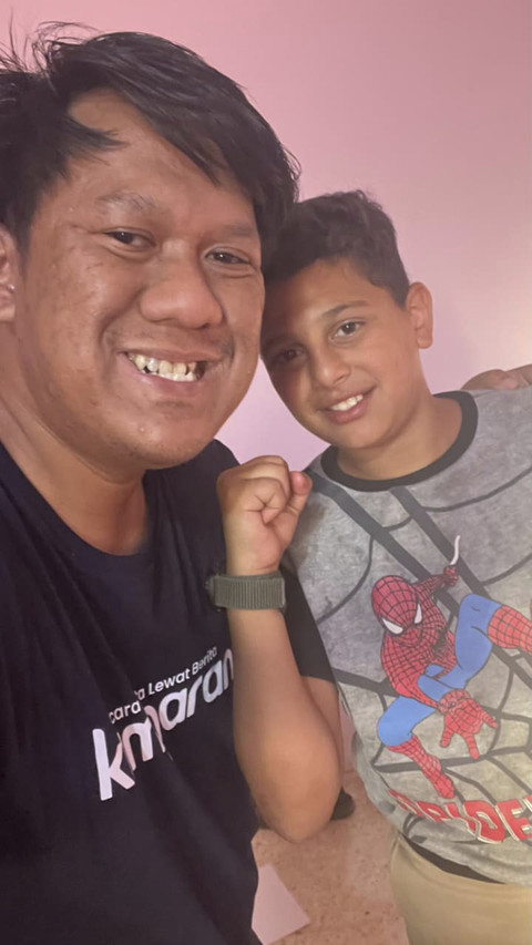 Rizki Baiquni jurnalis kumparan bertemu dengan Ahmad saat bersama Dompet Dhuafa sambangi rumah keluarga pengungsi Gaza di Yordania. Foto: Rizki Baiquni Pratama/kumparan