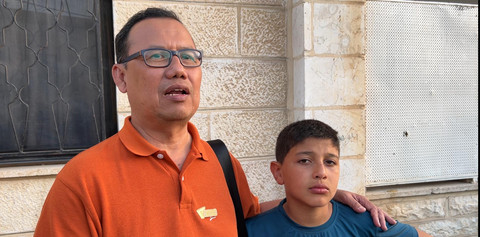 Ketua Dompet Dhuafa, Ahmad Juwaini, saat bersama anak pengungsi Gaza. Foto: Rizki Baiquni Pratama/kumparan