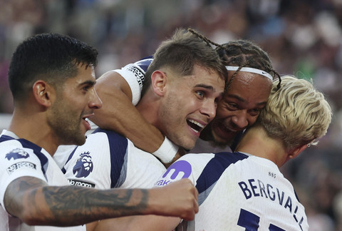 Micky van de Ven dari Tottenham Hotspur merayakan bersama Lucas Bergvall, Xavi Simons, dan Cristian Romero pada pertandingan Liga Inggris antara West Ham United vs Tottenham Hotspur di Stadion London, London, Inggris, Sabtu (13/9/2025). Foto: Paul Childs/REUTERS