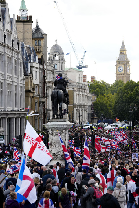 Para pendukung aktivis sayap kanan Inggris Tommy Robinson, yang bernama asli Stephen Yaxley-Lennon, mengibarkan bendera dalam pawai "Kebebasan Berbicara" di Trafalgar Square, London pada Sabtu (13/9/2025). Foto: Carlos Jasso/REUTERS