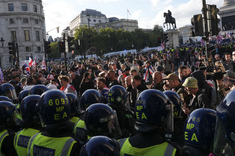 Para pendukung aktivis sayap kanan Inggris Tommy Robinson, yang nama aslinya Stephen Yaxley-Lennon, menghadapi pengepungan polisi selama pawai "Kebebasan Berbicara" di pusat kota London pada Sabtu (13/9/2025). Foto: Carlos Jasso/REUTERS