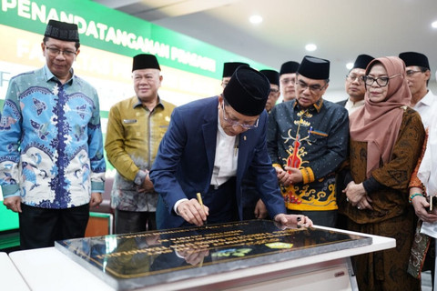 Prof. Nasaruddin Umar saat menandatangani prasasti peresmian dua fakultas baru. Jum'at (12/9) | Foto : Humas UIN RIL