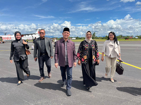Gubernur Kalbar, Ria Norsan (tengah) didampingi oleh beberapa kepala daerah lainnya saat tiba di Bandar Udara Pangsuma, Kapuas Hulu. Foto: Rabiansyah/Hi!Pontianak.