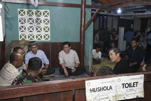 Dirjen Bina Pembangunan Daerah (Bangda) Kementerian Dalam Negeri (Kemendagri) Restuardy Daud meninjau pelaksanaan Sistem Keamanan Lingkungan (Siskamling) di Sleman, DIY, Kamis (11/9/2025) malam. Foto: Dok. Kemendagri