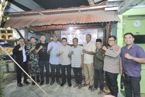 Dirjen Bina Pembangunan Daerah (Bangda) Kementerian Dalam Negeri (Kemendagri) Restuardy Daud meninjau pelaksanaan Sistem Keamanan Lingkungan (Siskamling) di Sleman, DIY, Kamis (11/9/2025) malam. Foto: Dok. Kemendagri