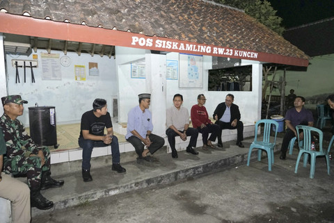 Dirjen Bina Pembangunan Daerah (Bangda) Kementerian Dalam Negeri (Kemendagri) Restuardy Daud meninjau pelaksanaan Sistem Keamanan Lingkungan (Siskamling) di Sleman, DIY, Kamis (11/9/2025) malam. Foto: Dok. Kemendagri