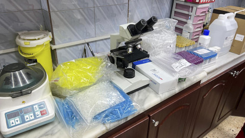 Dompet Dhuafa menyalurkan bantuan obat-obatan dan alat kesehatan untuk klinik warga Gaza di Yordania. Foto: Rizki Baiquni Pratama/kumparan
