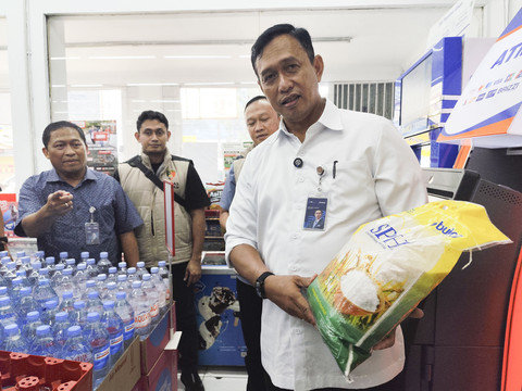Dirut Bulog Mayjen TNI Ahmad Rizal Ramdhani peninjauan beras SPHP dan beras premium di Alfamart Radio Dalam, Jakarta Selatan, Minggu (14/9/2025).  Foto: Widya Islamiati/kumparan