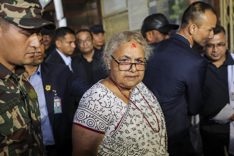 Perdana Menteri sementara Nepal yang baru dilantik, Sushila Karki, tiba di rumah sakit untuk menemui para korban protes antikorupsi yang mematikan pada hari Senin, di Kathmandu, Nepal, Sabtu (13/9/2025). Foto: Adnan Abidi/REUTERS